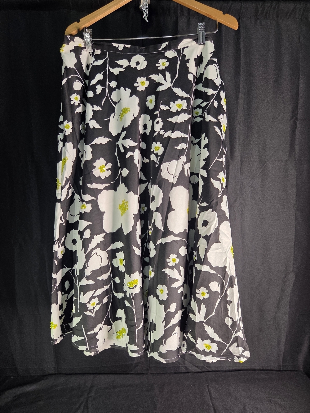Chicos Size 3 Black & White Floral Skirt
